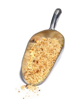 Aluminium schep met gehakte en geroosterde hazelnoten